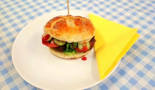 Hamburger z mięsa mielonego wołowego