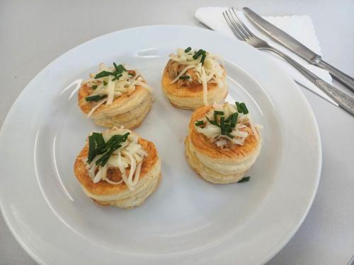 17-kelnerzy-1TA-vol-au-vent-z-drobiowym-ragout-i-pieczarkami