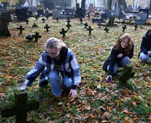 2025-11-04-wolontariat-cmentarz-rakowicki-3
