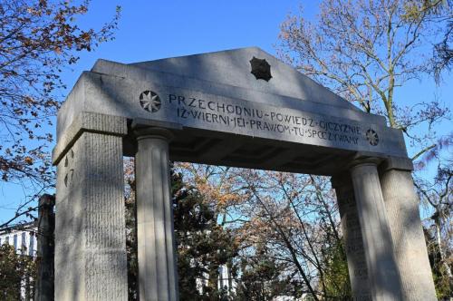 2025-11-04-wolontariat-cmentarz-rakowicki-6