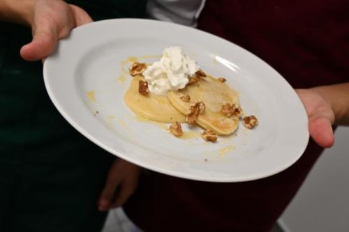 10-kucharze-1TA-pancakes-z-miodem-bita-smietana-i-orzechami