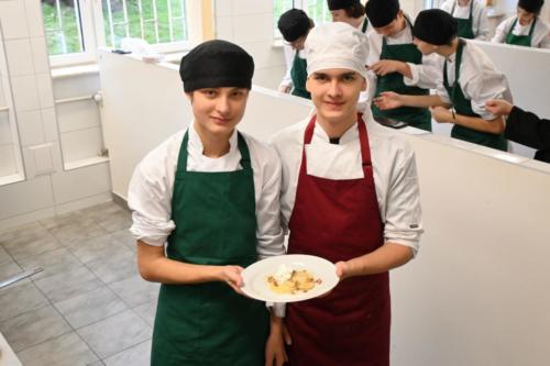 9-kucharze-1TA-pancakes-z-miodem-bita-smietana-i-orzechami