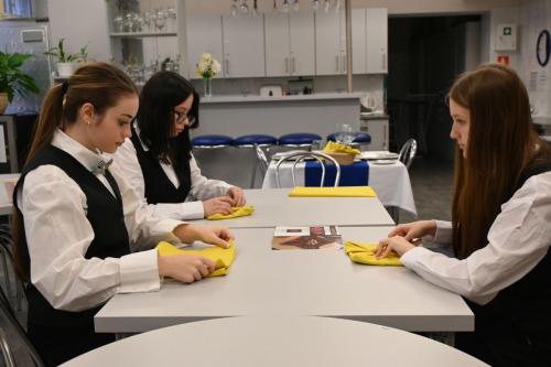 5-kelnerzy-2TC-skladanie-serwetek
