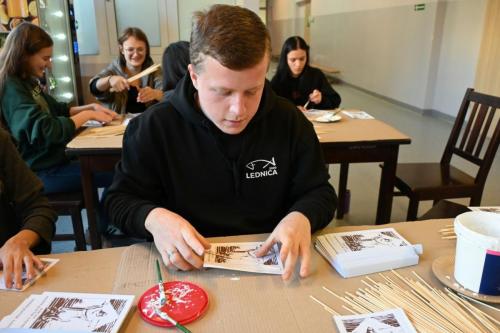 2025-10-23-wolontariat-klejenie-choragiewek-6
