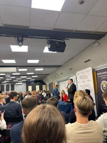 okragly-stol-uczniowski-2025-1