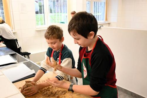 2025-11-27-warsztaty-pierniczki-pokaz-nakrywania-stolu-1