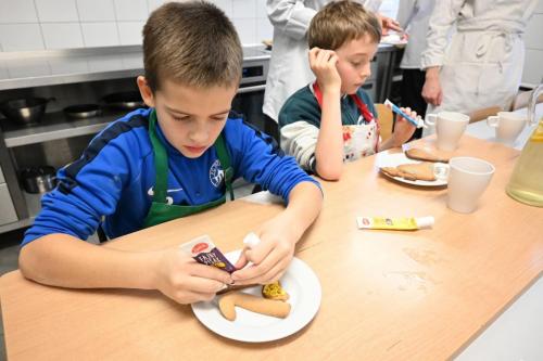 2025-11-27-warsztaty-pierniczki-pokaz-nakrywania-stolu-10