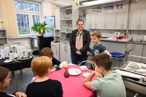 2025-11-27-warsztaty-pierniczki-pokaz-nakrywania-stolu-13