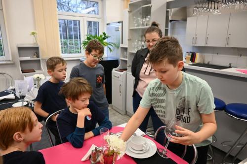 2025-11-27-warsztaty-pierniczki-pokaz-nakrywania-stolu-16