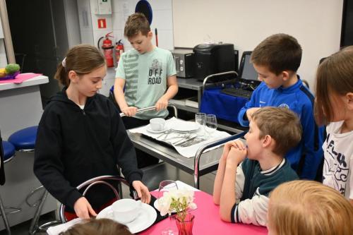 2025-11-27-warsztaty-pierniczki-pokaz-nakrywania-stolu-17