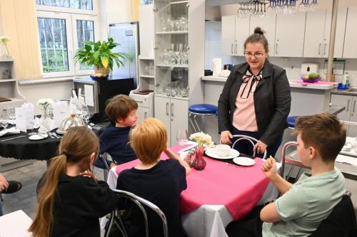 2025-11-27-warsztaty-pierniczki-pokaz-nakrywania-stolu-18