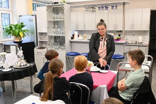 2025-11-27-warsztaty-pierniczki-pokaz-nakrywania-stolu-19