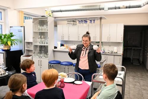 2025-11-27-warsztaty-pierniczki-pokaz-nakrywania-stolu-20