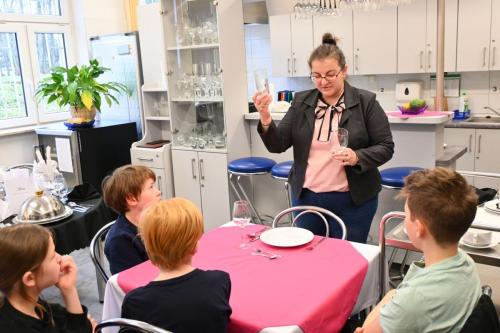 2025-11-27-warsztaty-pierniczki-pokaz-nakrywania-stolu-22