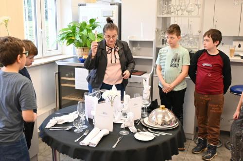 2025-11-27-warsztaty-pierniczki-pokaz-nakrywania-stolu-24