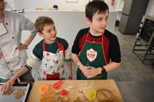 2025-11-27-warsztaty-pierniczki-pokaz-nakrywania-stolu-4