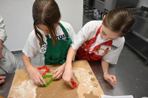 2025-11-27-warsztaty-pierniczki-pokaz-nakrywania-stolu-5