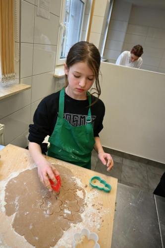 2025-11-27-warsztaty-pierniczki-pokaz-nakrywania-stolu-6