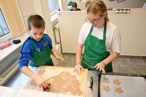 2025-11-27-warsztaty-pierniczki-pokaz-nakrywania-stolu-7