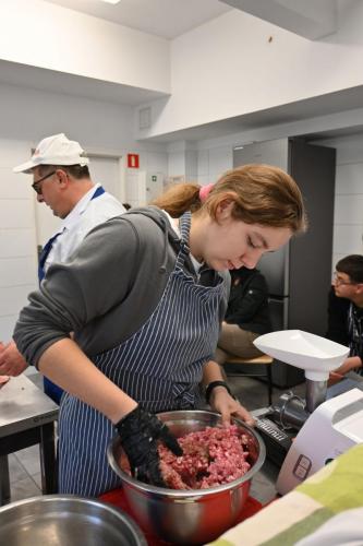 2025-10-17-3TB-warsztaty-rozbioru-poltuszy-wieprzowej-17